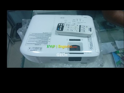 BRAND NEW EPSON S05 PROJECTOR