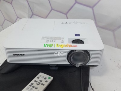BRAND NEW SONY DX221 PROJECTOR