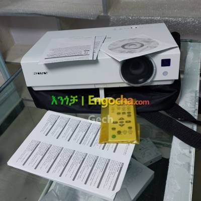 HIGH QUALITY SONY Dx 102 PROJECTORBrand New Sony projector Model VPL-Dx102Bag and Remote 