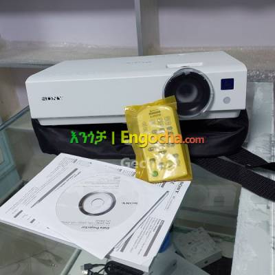 HIGH QUALITY SONY Dx 102 PROJECTORBrand New Sony projector Model VPL-Dx102Bag and Remote 