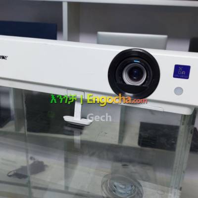 HIGH QUALITY SONY Dx 102 PROJECTORBrand New Sony projector Model VPL-Dx102White Brightnes