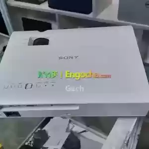 HIGH QUALITY SONY Dx 102 PROJECTORBrand New Sony projector Model VPL-Dx102White Brightnes in Ethiopia