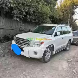 Make:Toyota Model:Landcruiser V8 VX.RYear:2014 real Body Type:SUVEngine:V8 Drive Type:4WD Price in Ethiopia