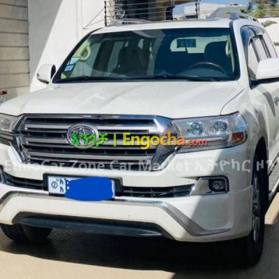 Toyota Landcruiser V8 G-XR 2017 Perfect and Clean Full Option SUV Car