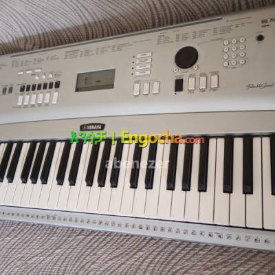 Yamaha portabel grand DGX 230 keyboard piano